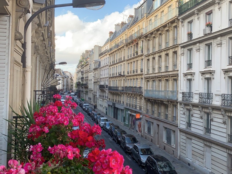 Student Stories: Manavi Mongia (Johns Hopkins '21) - street of Paris with flowers on a balcony